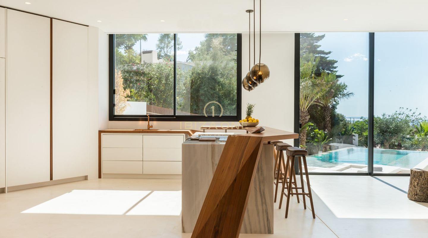 Moderne luxe villa met uitzicht op zee en Dalt Vila te koop in Can Furnet, Ibiza