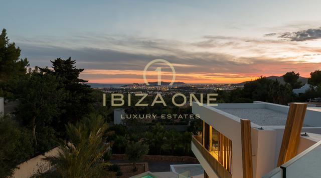 Moderne luxe villa met uitzicht op zee en Dalt Vila te koop in Can Furnet, Ibiza