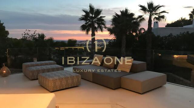 Villa de luxe moderne avec vue sur la mer et Dalt Vila à vendre à Can Furnet, Ibiza