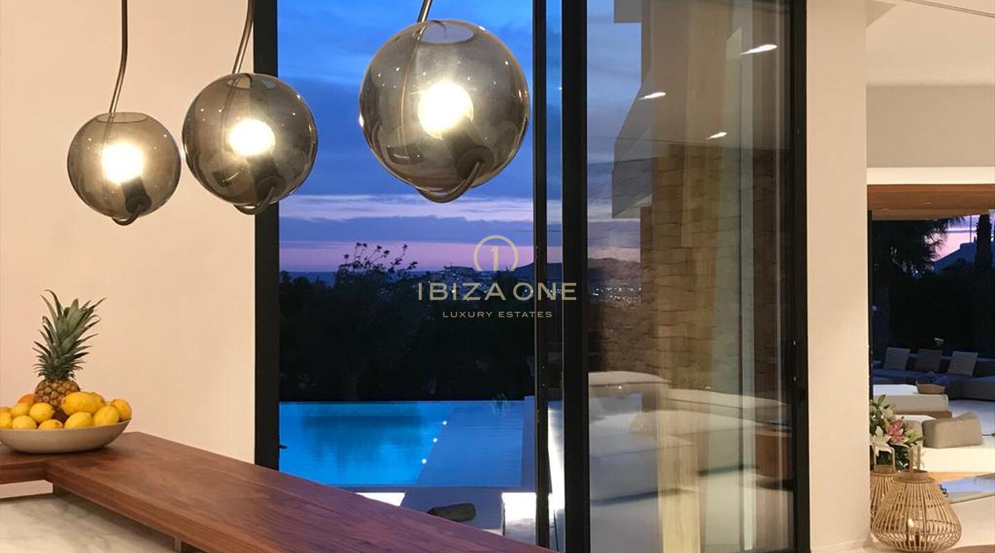 Moderne luxe villa met uitzicht op zee en Dalt Vila te koop in Can Furnet, Ibiza