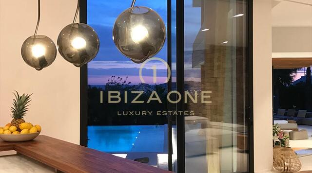 Moderne luxe villa met uitzicht op zee en Dalt Vila te koop in Can Furnet, Ibiza