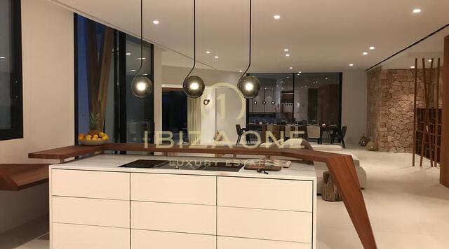 Moderne luxe villa met uitzicht op zee en Dalt Vila te koop in Can Furnet, Ibiza