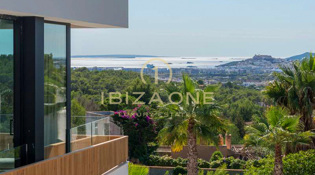 Moderna villa de lujo con vistas al mar y a Dalt Vila en venta en Can Furnet, Ibiza