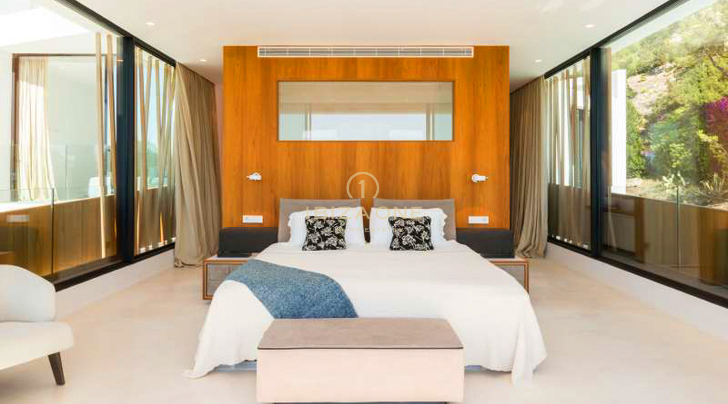 Moderne Luxusvilla mit Blick auf das Meer und Dalt Vila zum Verkauf in Can Furnet, Ibiza