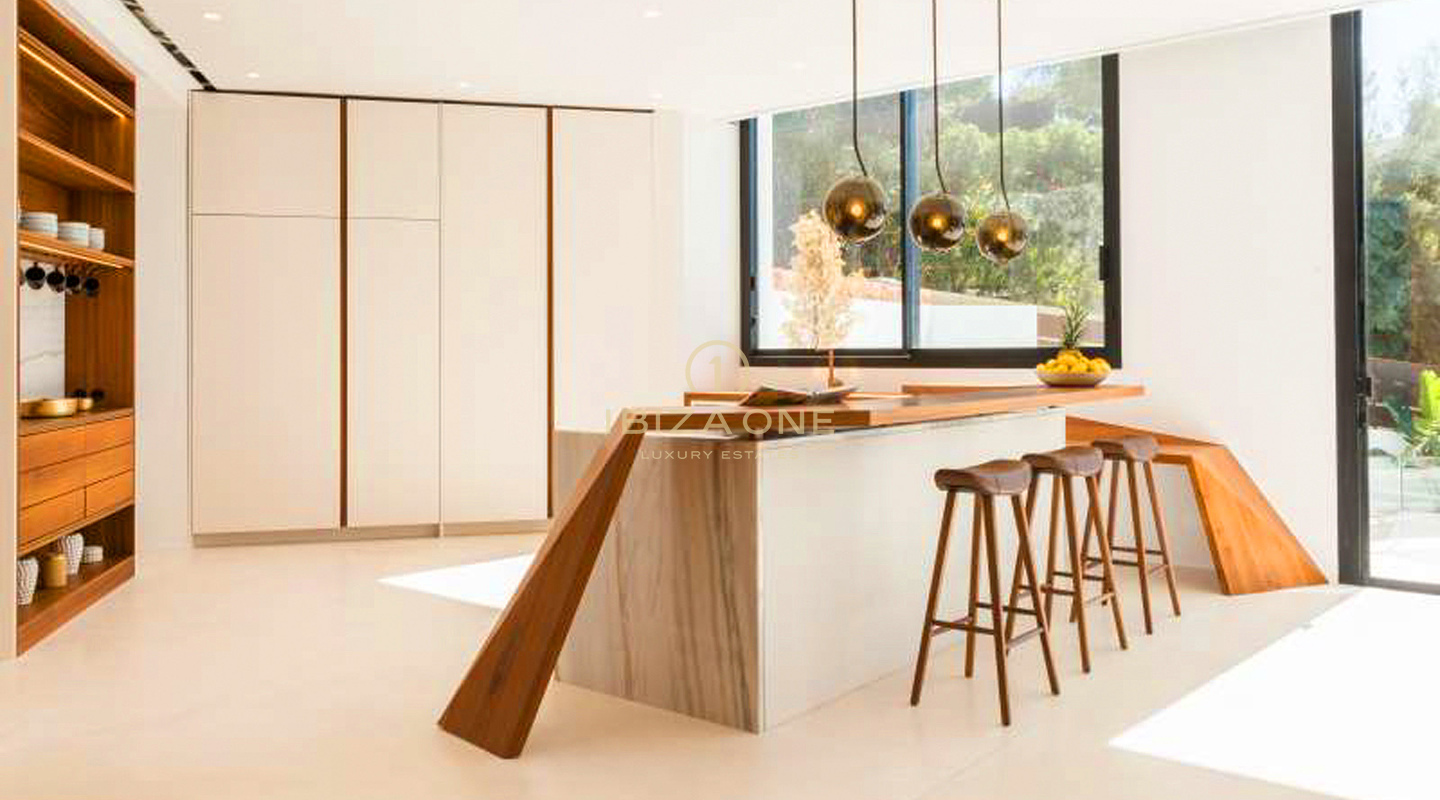 Moderne luxe villa met uitzicht op zee en Dalt Vila te koop in Can Furnet, Ibiza