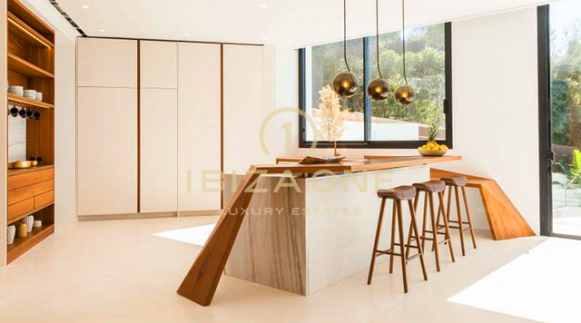 Moderne luxe villa met uitzicht op zee en Dalt Vila te koop in Can Furnet, Ibiza