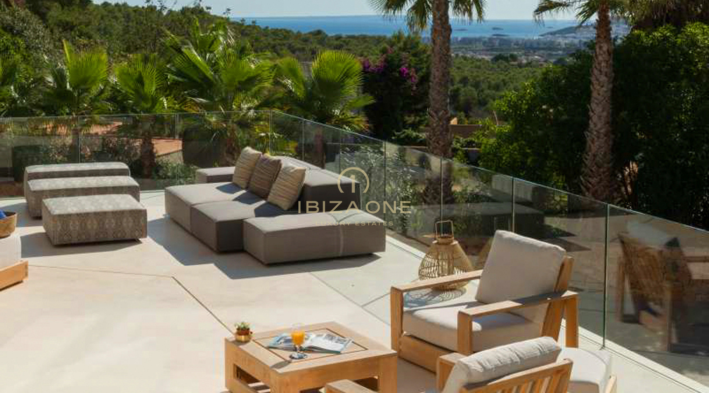 Moderne luxe villa met uitzicht op zee en Dalt Vila te koop in Can Furnet, Ibiza
