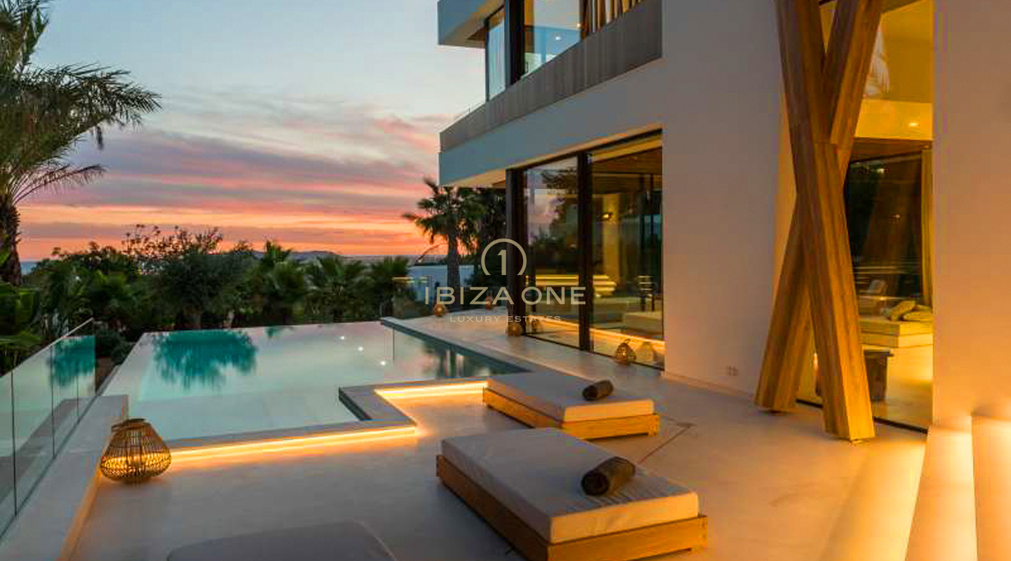 Moderne luxe villa met uitzicht op zee en Dalt Vila te koop in Can Furnet, Ibiza