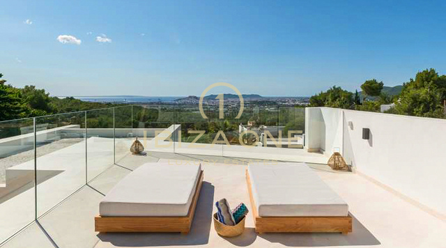 Moderna villa de lujo con vistas al mar y a Dalt Vila en venta en Can Furnet, Ibiza