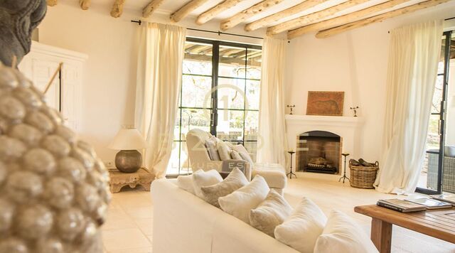 Wunderschönes Luxus-Landhaus mit Gästehaus im Blakstad-Stil mit Privatsphäre zu verkaufen, Ibiza - Wunderschönes Luxus-Landhaus mit Gästehaus im Blakstad-Stil mit Privatsphäre zu vermieten, Ibiza