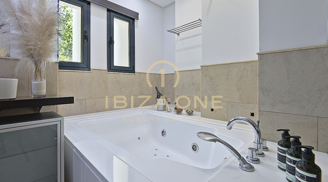 Spaziosa villa di lusso con vista mare in affitto, Ibiza