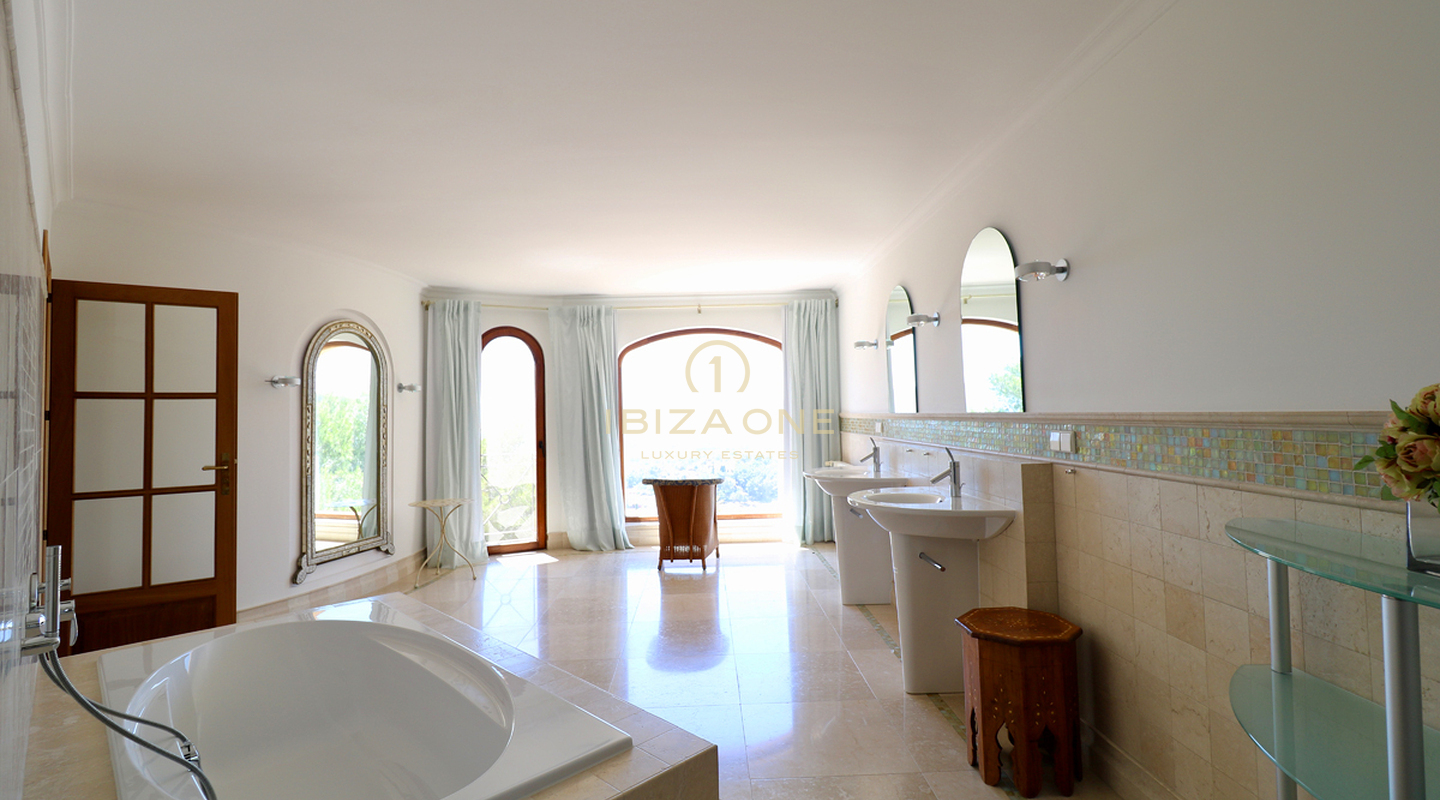 Luxusimmobilie in geschlossener Urbanisation nahe Ibiza-Stadt mit Blick aufs Meer und Dalt Vila zu verkaufen, Ibiza - Luxusimmobilie in geschlossener Urbanisation nahe Ibiza-Stadt mit Blick aufs Meer und Dalt Vila zu vermieten, Ibiza -
