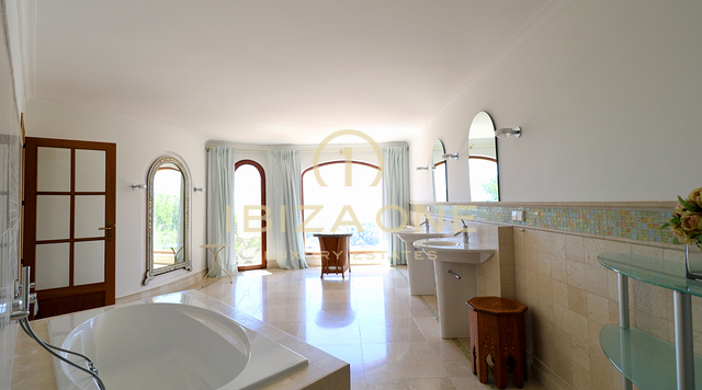 Luxusimmobilie in geschlossener Urbanisation nahe Ibiza-Stadt mit Blick aufs Meer und Dalt Vila zu verkaufen, Ibiza - Luxusimmobilie in geschlossener Urbanisation nahe Ibiza-Stadt mit Blick aufs Meer und Dalt Vila zu vermieten, Ibiza -