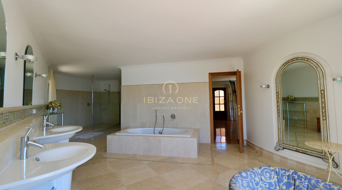 Luxusimmobilie in geschlossener Urbanisation nahe Ibiza-Stadt mit Blick aufs Meer und Dalt Vila zu verkaufen, Ibiza - Luxusimmobilie in geschlossener Urbanisation nahe Ibiza-Stadt mit Blick aufs Meer und Dalt Vila zu vermieten, Ibiza -