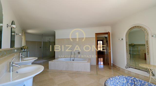 Luxusimmobilie in geschlossener Urbanisation nahe Ibiza-Stadt mit Blick aufs Meer und Dalt Vila zu verkaufen, Ibiza - Luxusimmobilie in geschlossener Urbanisation nahe Ibiza-Stadt mit Blick aufs Meer und Dalt Vila zu vermieten, Ibiza -