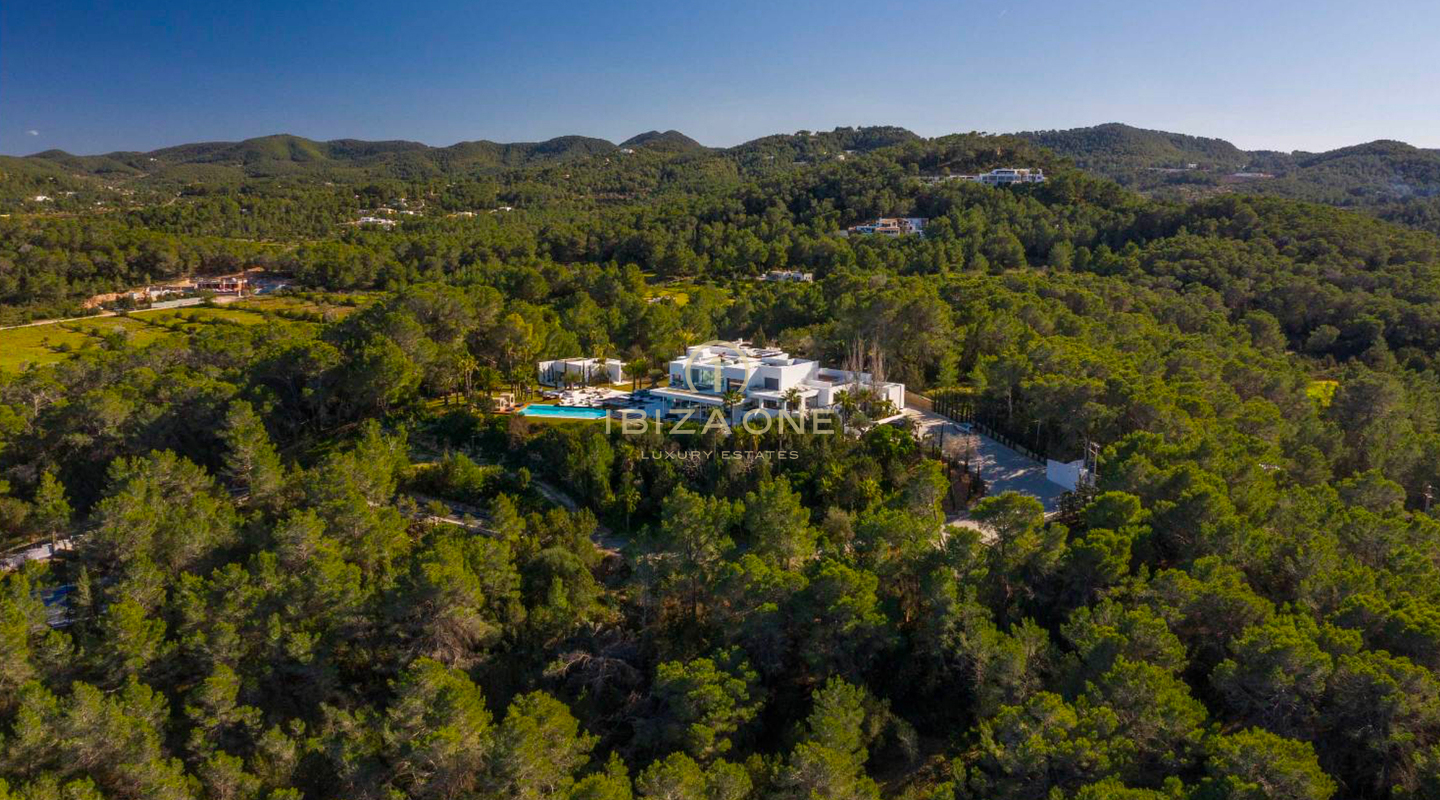Propriété de luxe avec 1 villa principale, 2 maisons d'hôtes séparées, court de tennis et vue sur la mer à louer, Ibiza