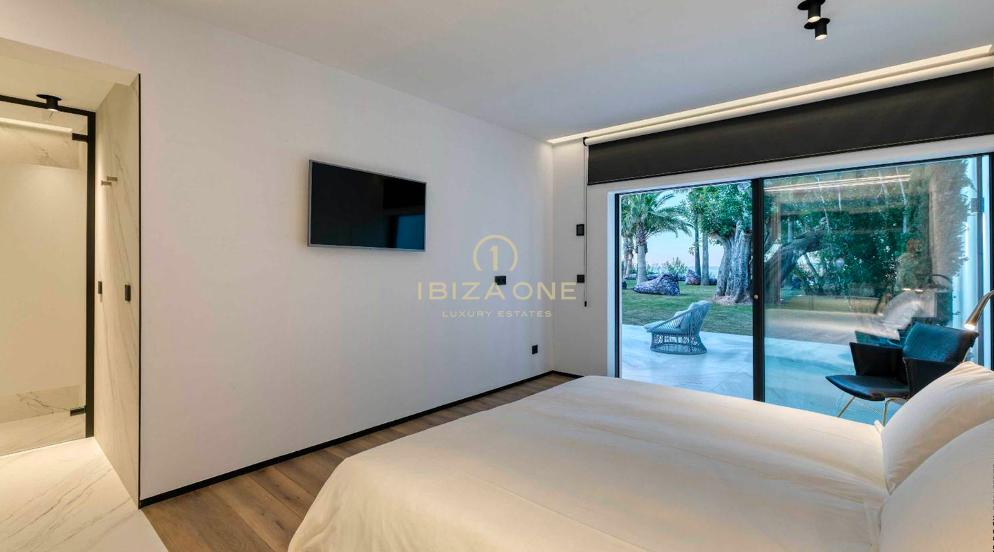 Propiedad de lujo con 1 villa principal, 2 casas de invitados independientes, pista de tenis y vistas al mar en alquiler, Ibiza