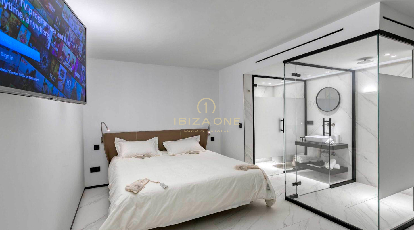 Luxe woning met 1 hoofdvilla, 2 aparte gastenverblijven, tennisbaan en uitzicht op zee te huur, Ibiza