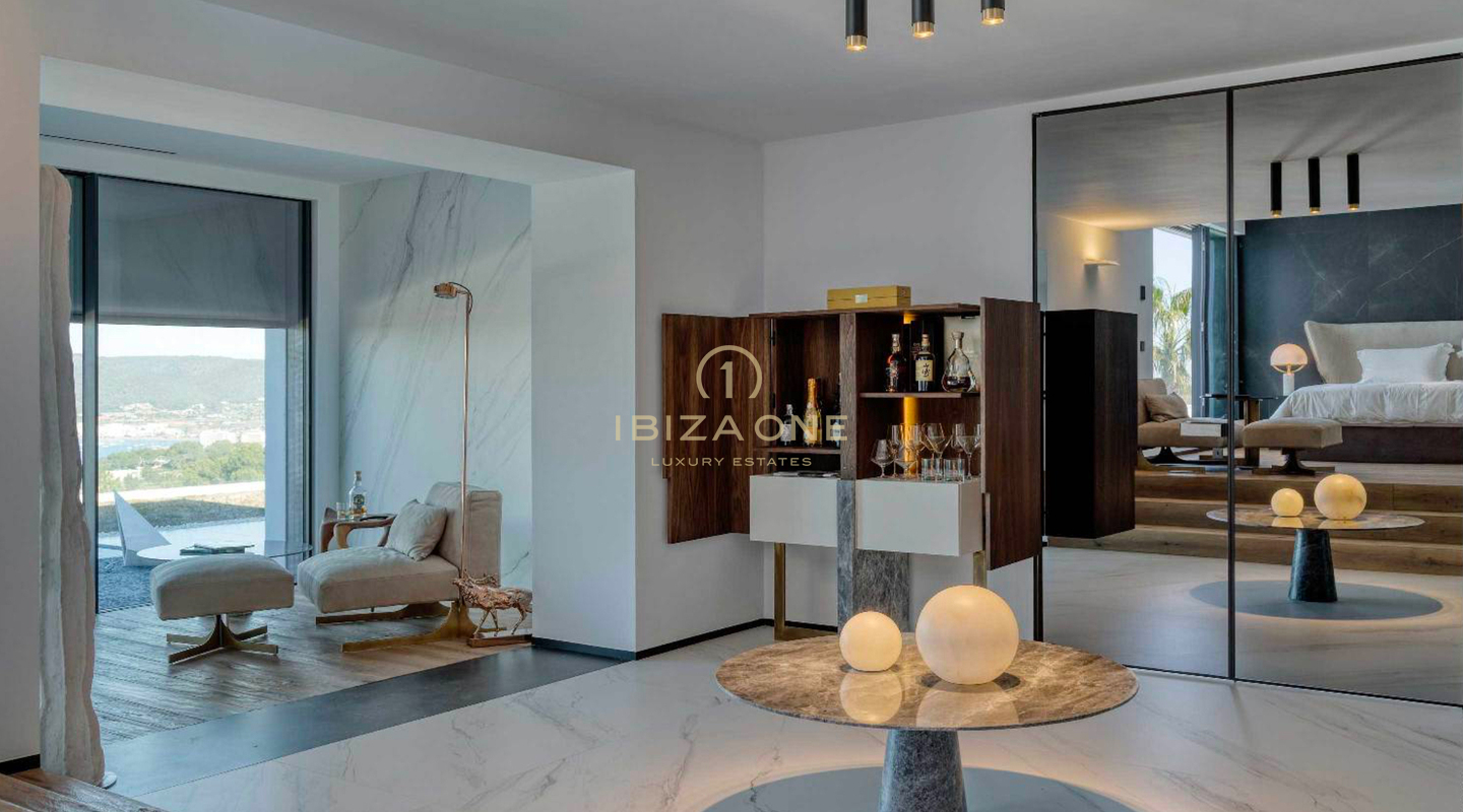 Propiedad de lujo con 1 villa principal, 2 casas de invitados independientes, pista de tenis y vistas al mar en alquiler, Ibiza