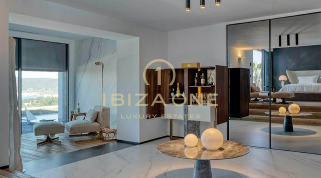 Proprietà di lusso con 1 villa principale, 2 guest house separate, campo da tennis e vista mare in affitto, Ibiza