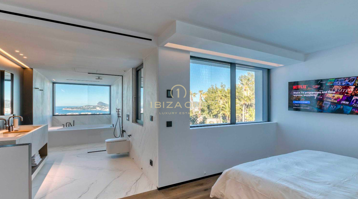 Propiedad de lujo con 1 villa principal, 2 casas de invitados independientes, pista de tenis y vistas al mar en alquiler, Ibiza