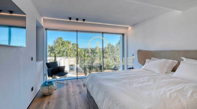 Propiedad de lujo con 1 villa principal, 2 casas de invitados independientes, pista de tenis y vistas al mar en alquiler, Ibiza
