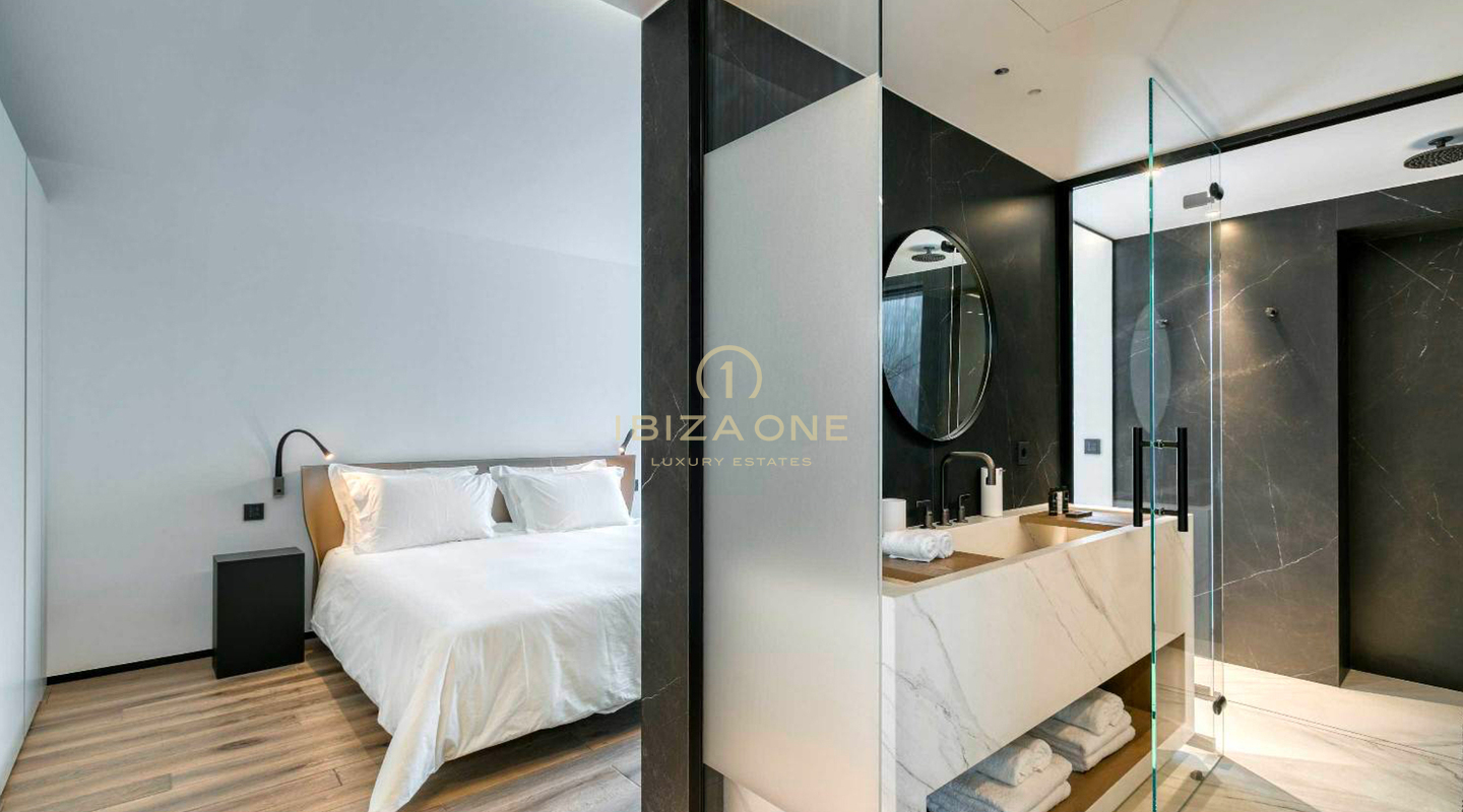 Luxe woning met 1 hoofdvilla, 2 aparte gastenverblijven, tennisbaan en uitzicht op zee te huur, Ibiza