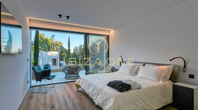 Propiedad de lujo con 1 villa principal, 2 casas de invitados independientes, pista de tenis y vistas al mar en alquiler, Ibiza