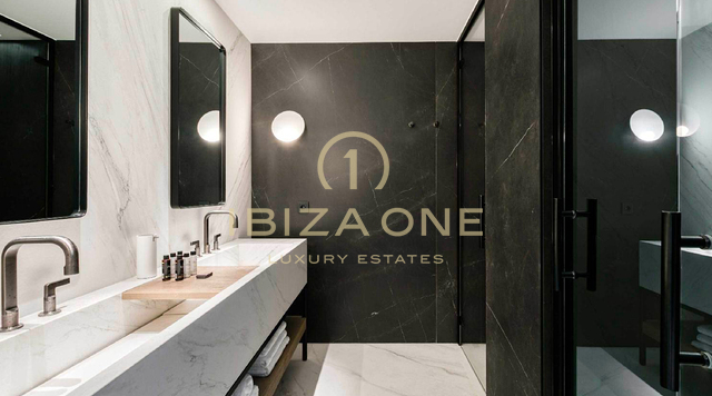 Proprietà di lusso con 1 villa principale, 2 guest house separate, campo da tennis e vista mare in affitto, Ibiza
