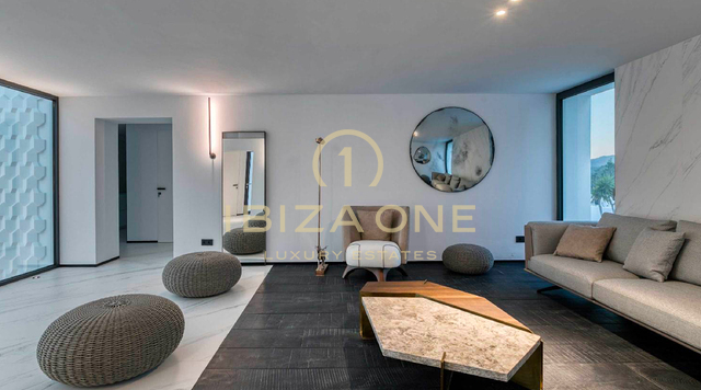 Propiedad de lujo con 1 villa principal, 2 casas de invitados independientes, pista de tenis y vistas al mar en alquiler, Ibiza