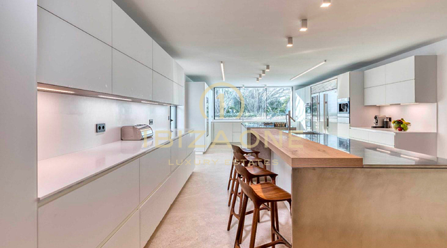 Propiedad de lujo con 1 villa principal, 2 casas de invitados independientes, pista de tenis y vistas al mar en alquiler, Ibiza
