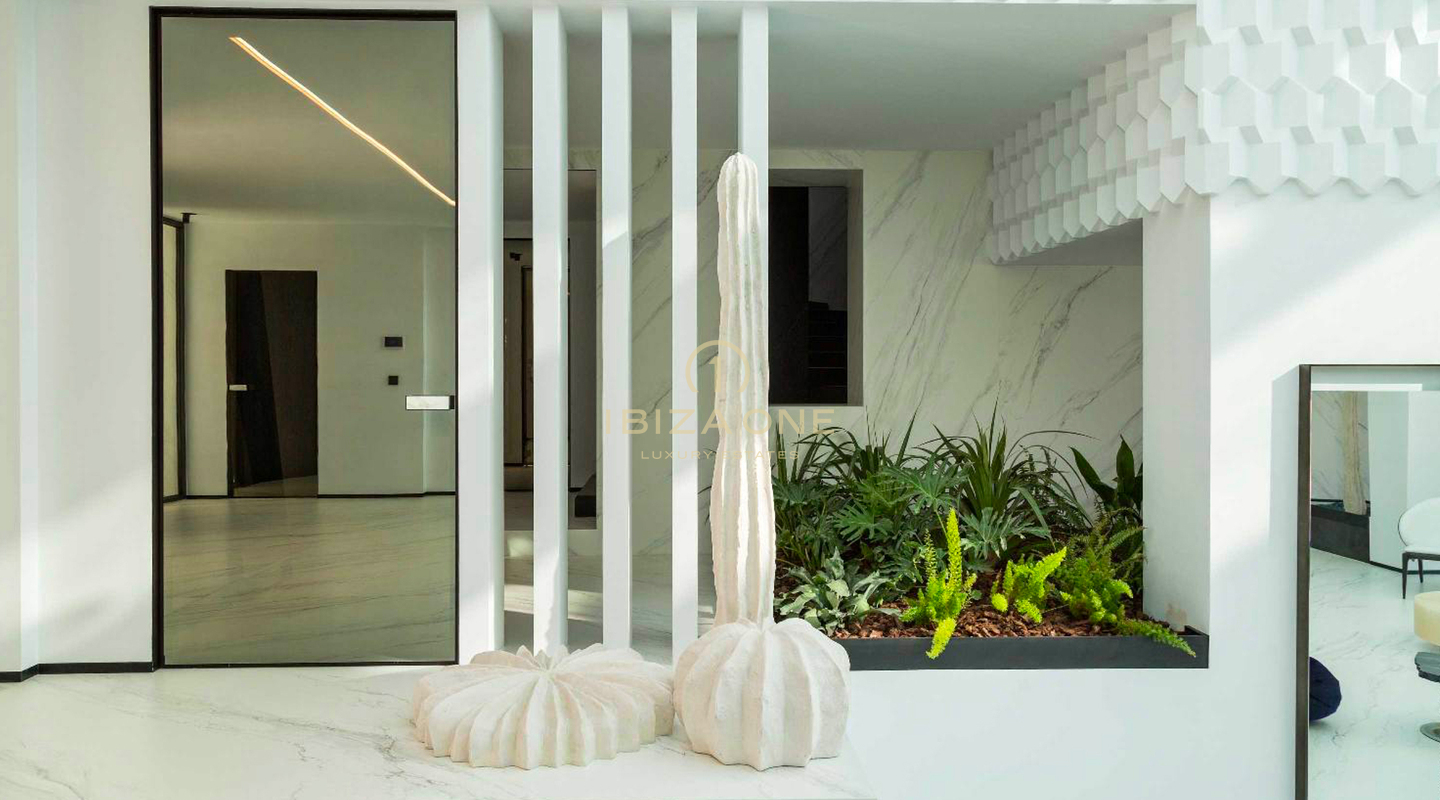 Luxe woning met 1 hoofdvilla, 2 aparte gastenverblijven, tennisbaan en uitzicht op zee te huur, Ibiza