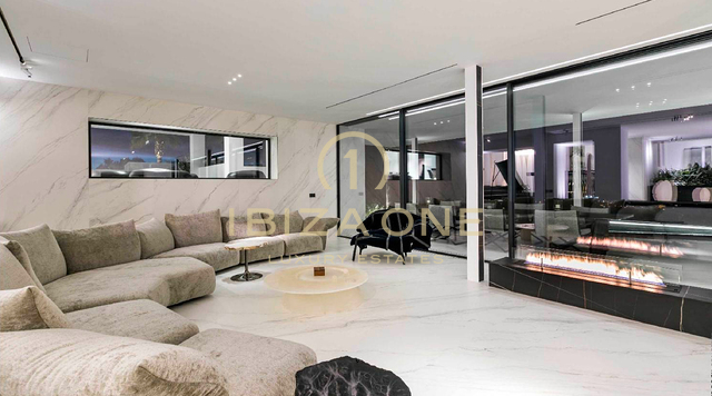 Luxe woning met 1 hoofdvilla, 2 aparte gastenverblijven, tennisbaan en uitzicht op zee te huur, Ibiza