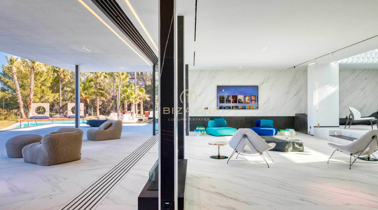 Propiedad de lujo con 1 villa principal, 2 casas de invitados independientes, pista de tenis y vistas al mar en alquiler, Ibiza