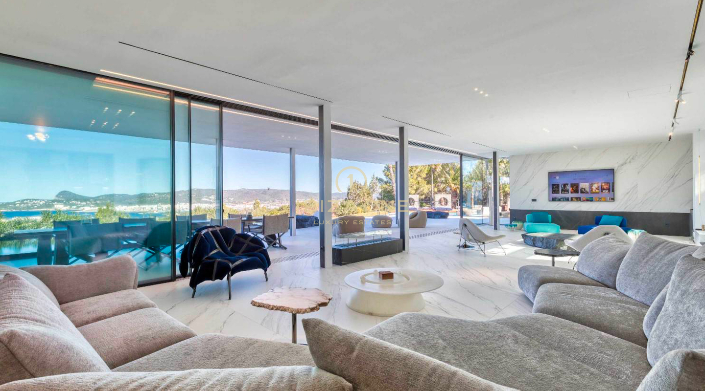 Luxe woning met 1 hoofdvilla, 2 aparte gastenverblijven, tennisbaan en uitzicht op zee te huur, Ibiza
