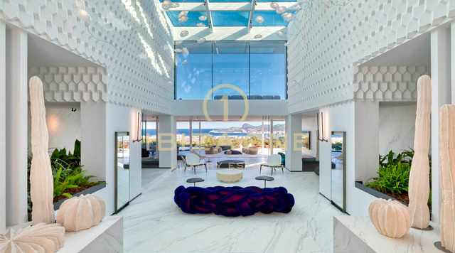 Propriété de luxe avec 1 villa principale, 2 maisons d'hôtes séparées, court de tennis et vue sur la mer à louer, Ibiza