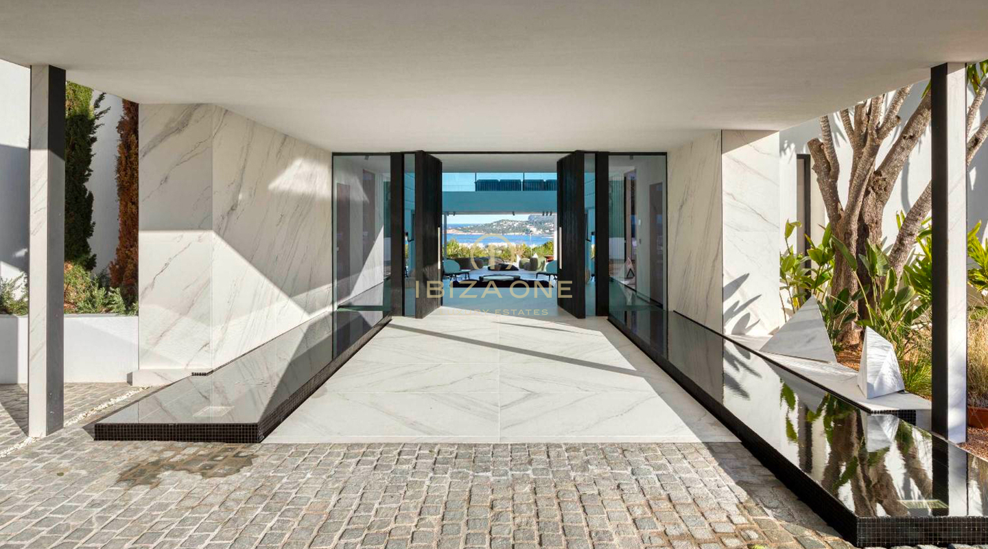 Luxe woning met 1 hoofdvilla, 2 aparte gastenverblijven, tennisbaan en uitzicht op zee te huur, Ibiza
