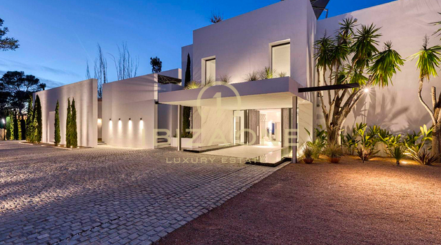 Proprietà di lusso con 1 villa principale, 2 guest house separate, campo da tennis e vista mare in affitto, Ibiza