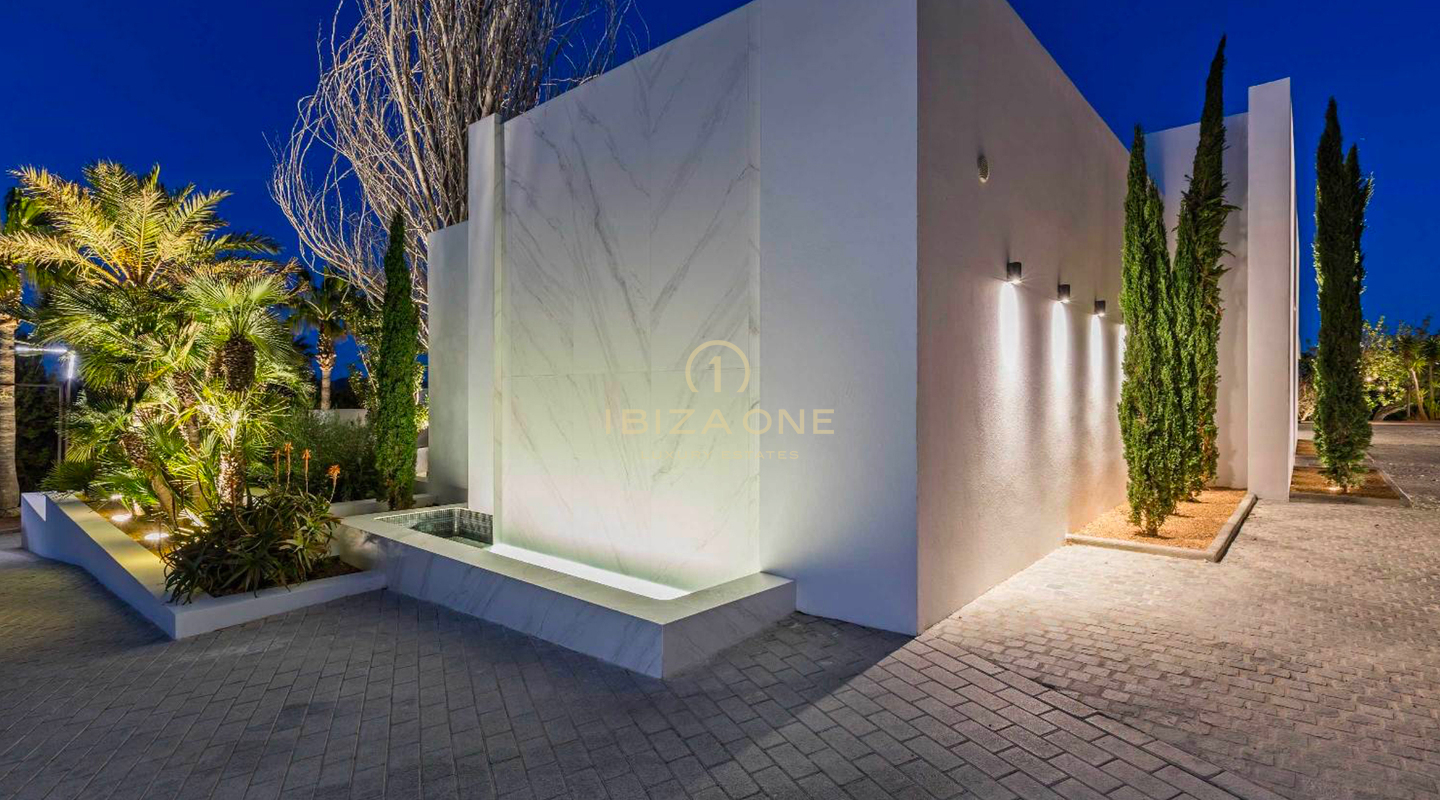 Propiedad de lujo con 1 villa principal, 2 casas de invitados independientes, pista de tenis y vistas al mar en alquiler, Ibiza