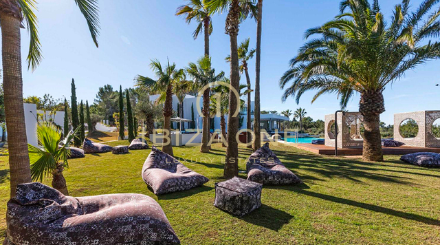 Propriété de luxe avec 1 villa principale, 2 maisons d'hôtes séparées, court de tennis et vue sur la mer à louer, Ibiza