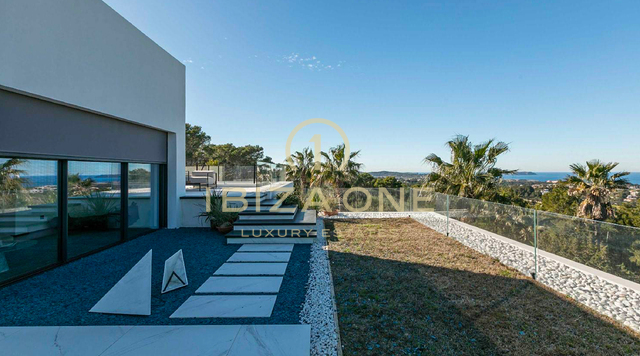 Luxe woning met 1 hoofdvilla, 2 aparte gastenverblijven, tennisbaan en uitzicht op zee te huur, Ibiza