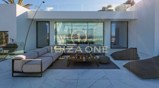 Propiedad de lujo con 1 villa principal, 2 casas de invitados independientes, pista de tenis y vistas al mar en alquiler, Ibiza