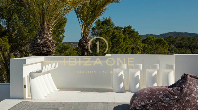 Proprietà di lusso con 1 villa principale, 2 guest house separate, campo da tennis e vista mare in affitto, Ibiza