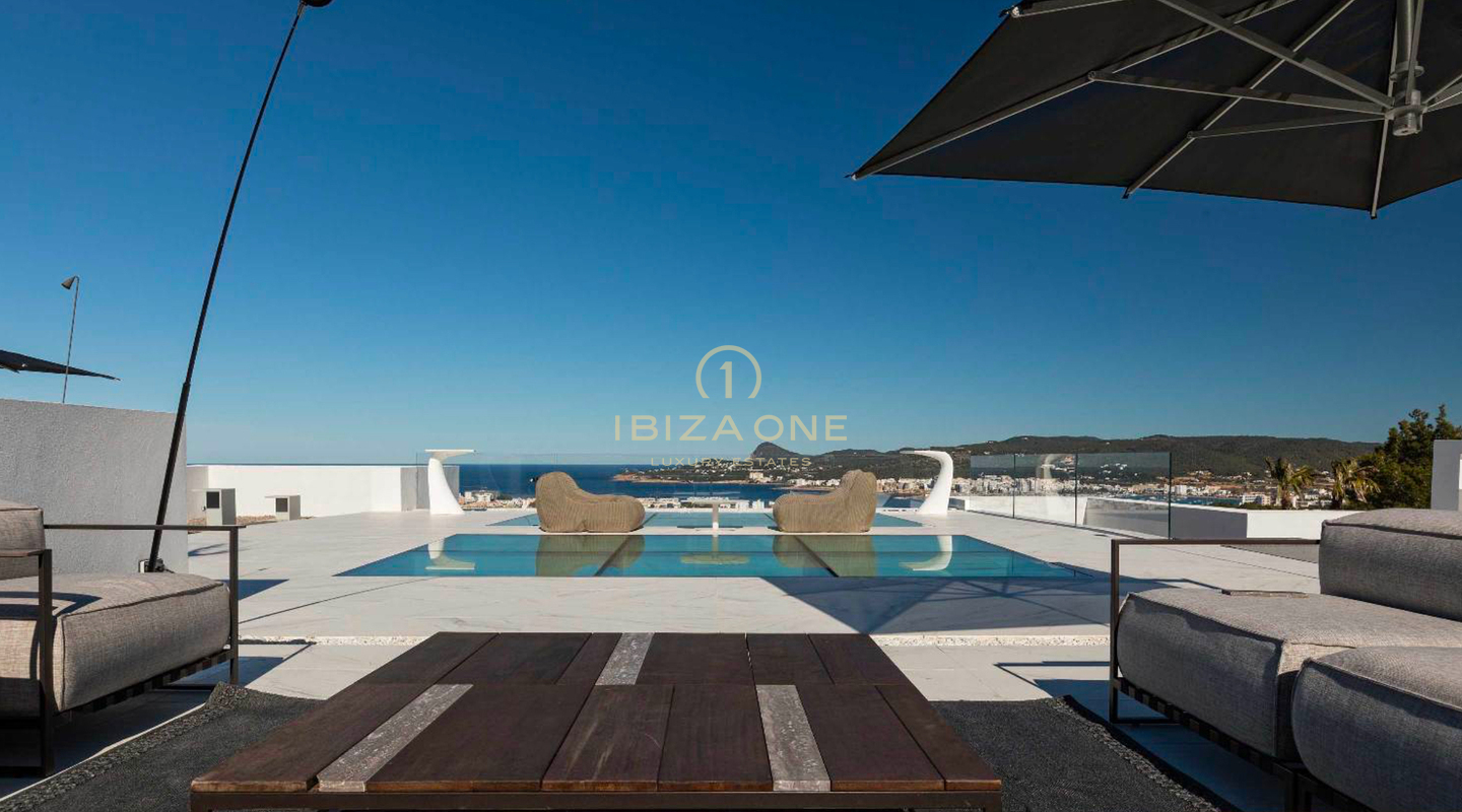 Propiedad de lujo con 1 villa principal, 2 casas de invitados independientes, pista de tenis y vistas al mar en alquiler, Ibiza