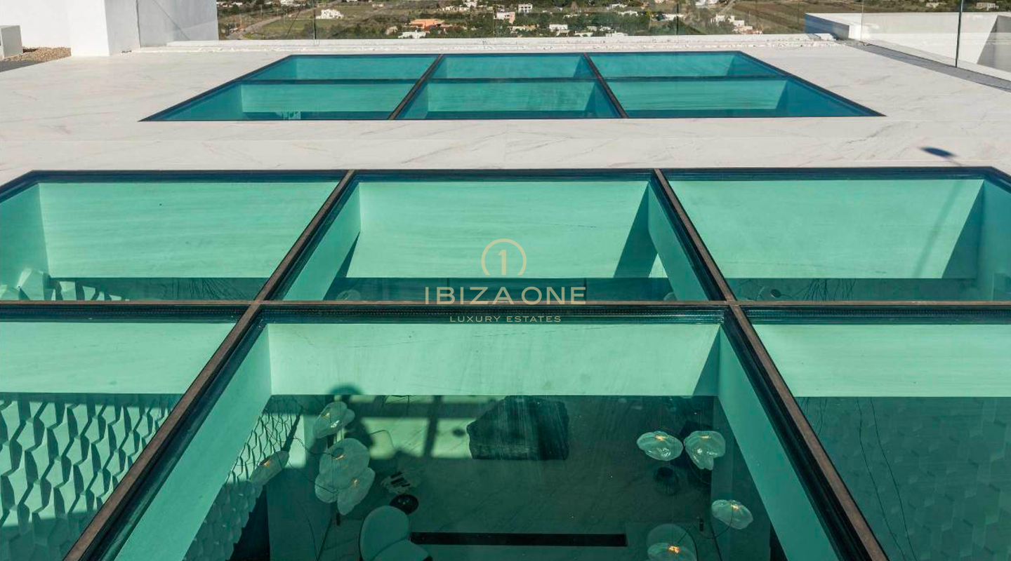 Propiedad de lujo con 1 villa principal, 2 casas de invitados independientes, pista de tenis y vistas al mar en alquiler, Ibiza