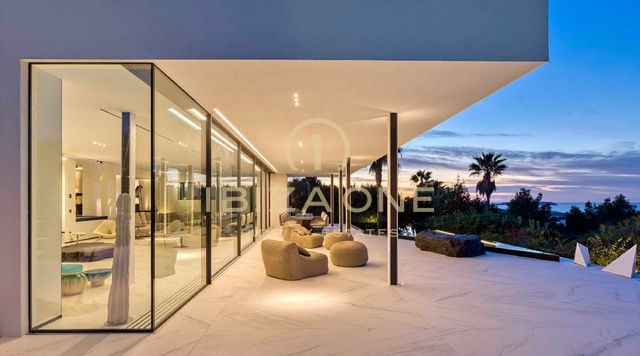 Propiedad de lujo con 1 villa principal, 2 casas de invitados independientes, pista de tenis y vistas al mar en alquiler, Ibiza