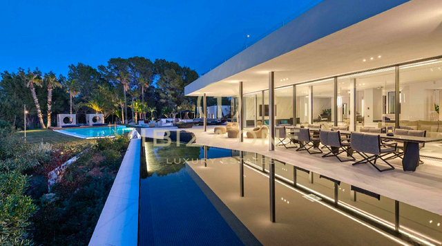 Propiedad de lujo con 1 villa principal, 2 casas de invitados independientes, pista de tenis y vistas al mar en alquiler, Ibiza