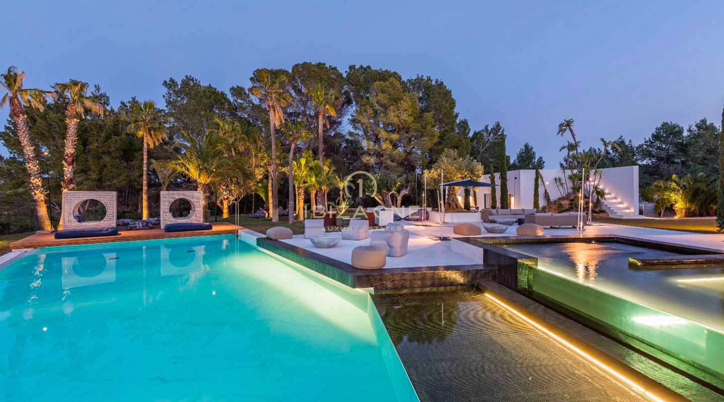 Proprietà di lusso con 1 villa principale, 2 guest house separate, campo da tennis e vista mare in affitto, Ibiza
