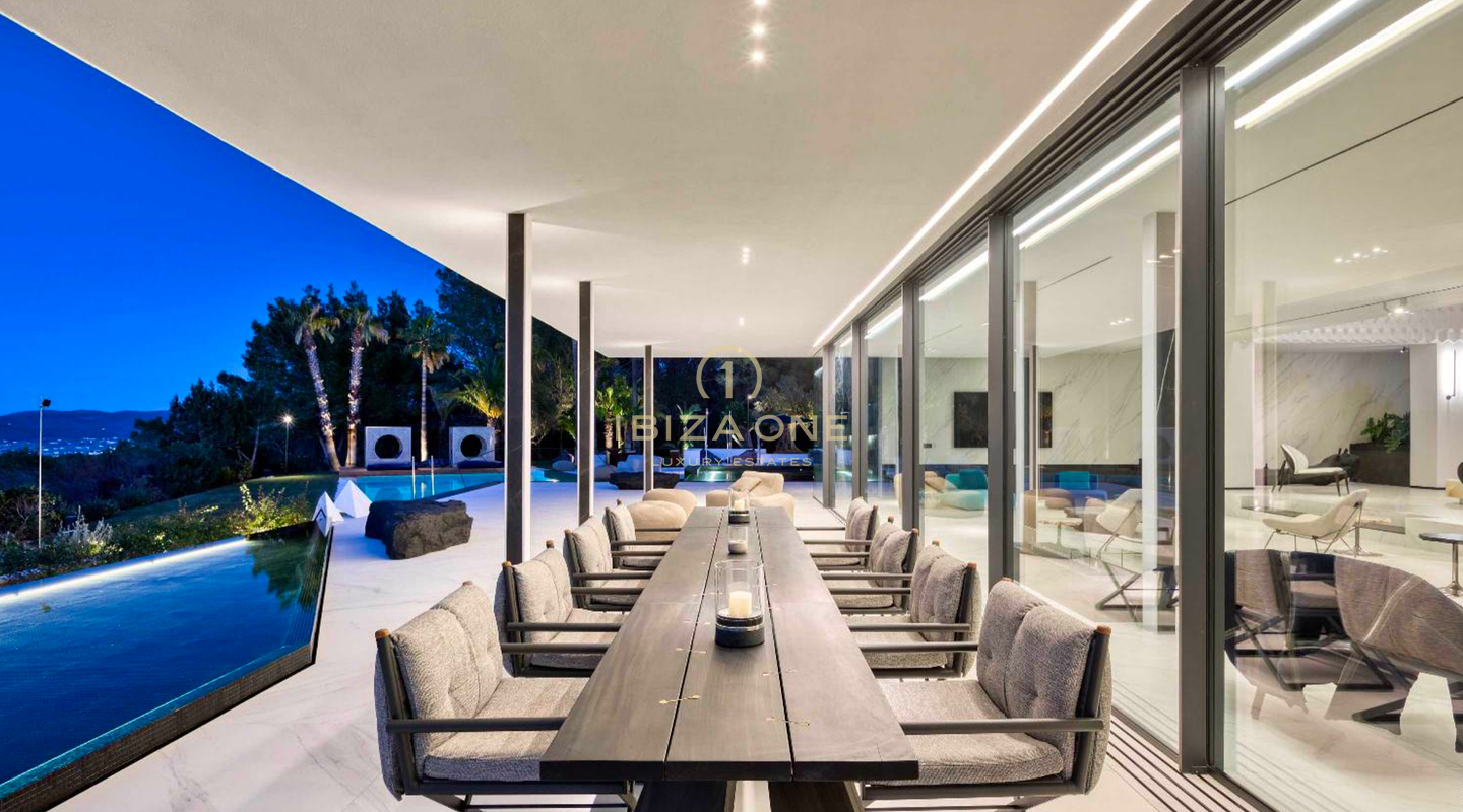 Propriété de luxe avec 1 villa principale, 2 maisons d'hôtes séparées, court de tennis et vue sur la mer à louer, Ibiza