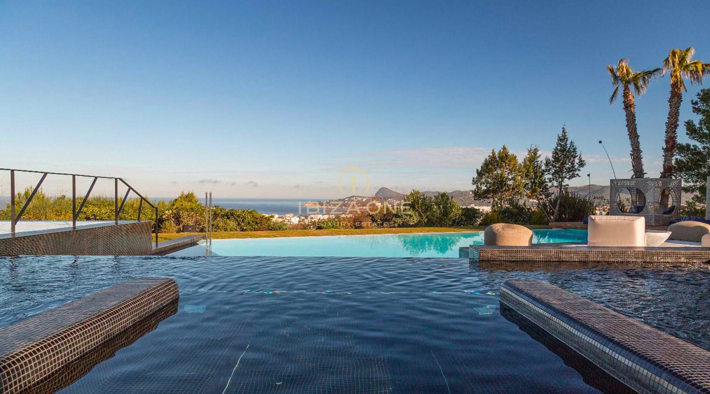 Propiedad de lujo con 1 villa principal, 2 casas de invitados independientes, pista de tenis y vistas al mar en alquiler, Ibiza